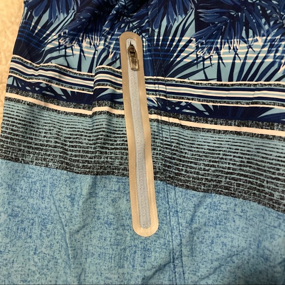 Men’s ZeroXposur blue tropical swim trunks - Picture 4 of 7